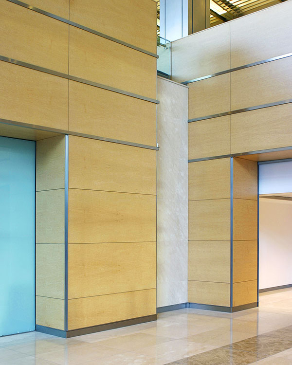 Shadbolt_veneered_wall_and_ceiling_panels_in_circulation_areas